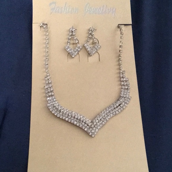 FASHION JEWELRY - Picture 2 of 3